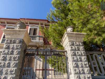 Oltre l�ingresso principale, ornato da vasi antropomorfi...